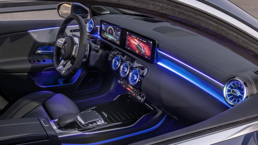 Интерьер Mercedes-AMG A35 4Matic Sedan (V177) 2019 года  (WW) (фото 23 из 25)
